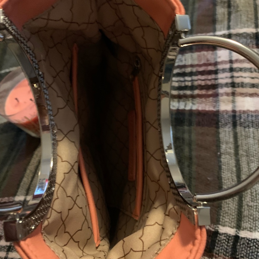 Kelly & Katie faux leather peach / salmon crossbody with a silver chain strap - Picture 4 of 6